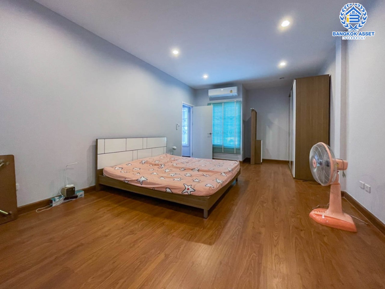 *****ทาวน์โฮมมือสอง ม. ดิเอ็กคลูซีฟ รัชดา-วงส์สว่าง บ้านสวยพร้อมเข้าอยู่ บนเนื้อที่กว่า 18.7 ตร.ว. พื้นที่ใช้สอยกว้างถึง 134 ตร.ม. 3 ห้องนอน 4 ห้องน้ำ 2 ที่จอดรถ บนทำเลโซนเมือง เดินทางสะดวกใกล้ร้านอาหาร เชื่อมต่อถนน วงศ์สว่าง, ติวานนท์, รัตนาธิเบศร์ ใกล้รถไฟฟ้าสายสีม่วงสถานี "แยกติวานนท์" และ ทางด่วน "ศรีรัช"